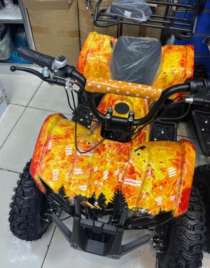 صورة دباب كهربائي 36 فولت بطبعة نارية زرقاء وحمراء بـ 4 عجلات